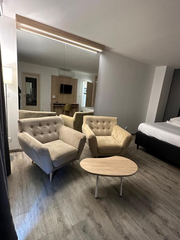 Beau studio 30m2, Piscine et jacuzzi au Jardin d'Eden, dédié aux couples, Village Naturiste - 3
