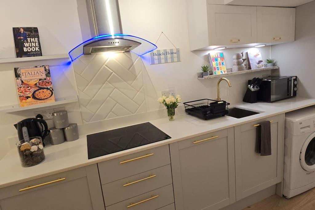 Spacious Coastal Apartment with Garden, Rhos-on-Sea photo 4