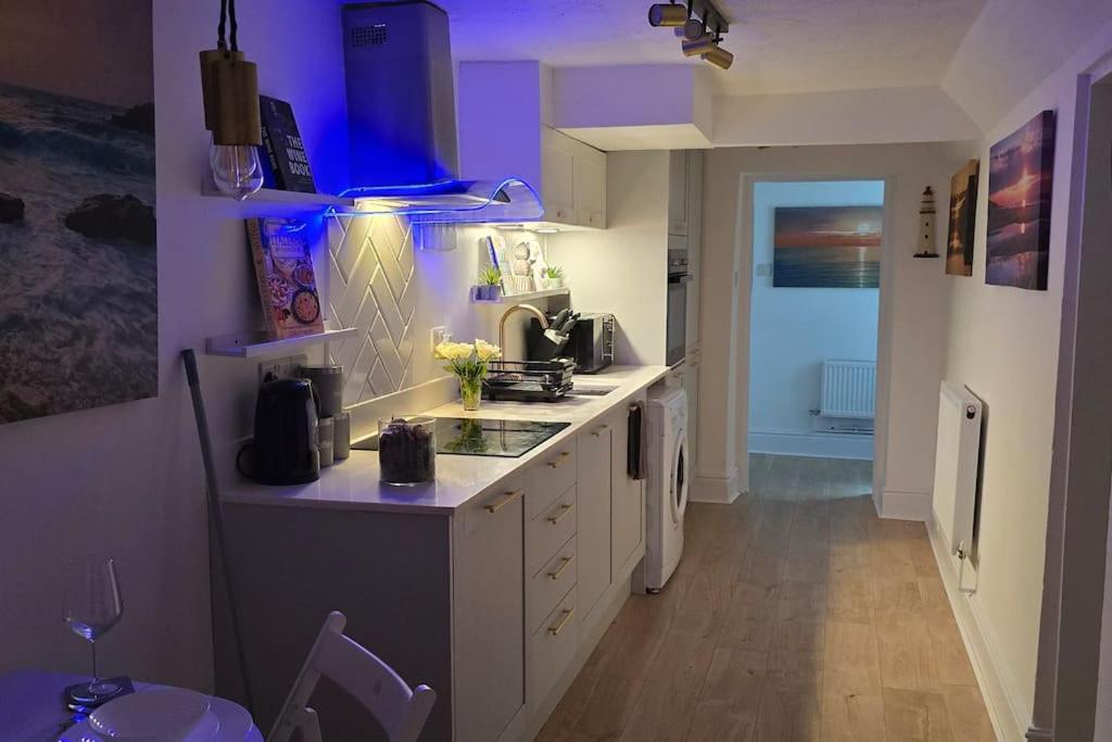 Spacious Coastal Apartment with Garden, Rhos-on-Sea photo 5