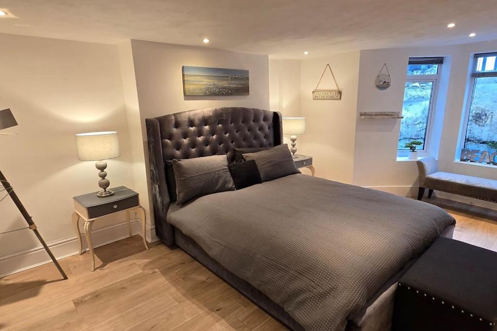 Spacious Coastal Apartment with Garden, Rhos-on-Sea photo 2