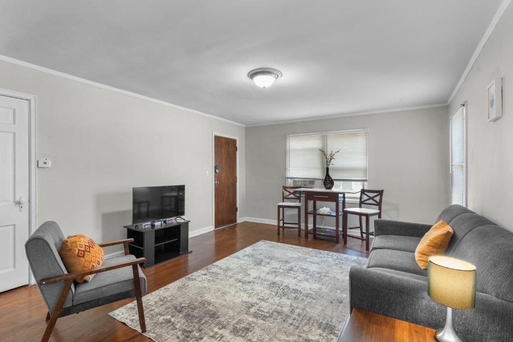 Top-Floor 1BR Apartment in Omaha, Omaha