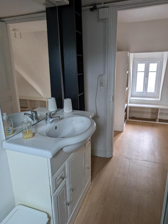 Seine-Front Apt in Stone House with parking and garden, Lacroix Island - 5