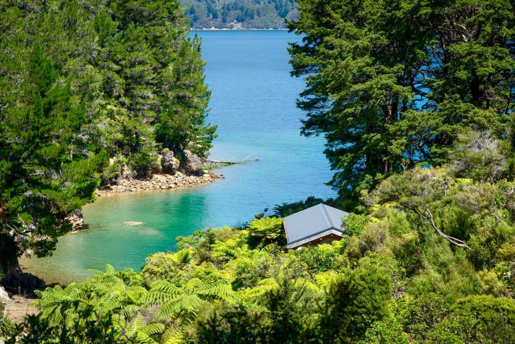 Tawa Cove Cabins, Endeavour Inlet