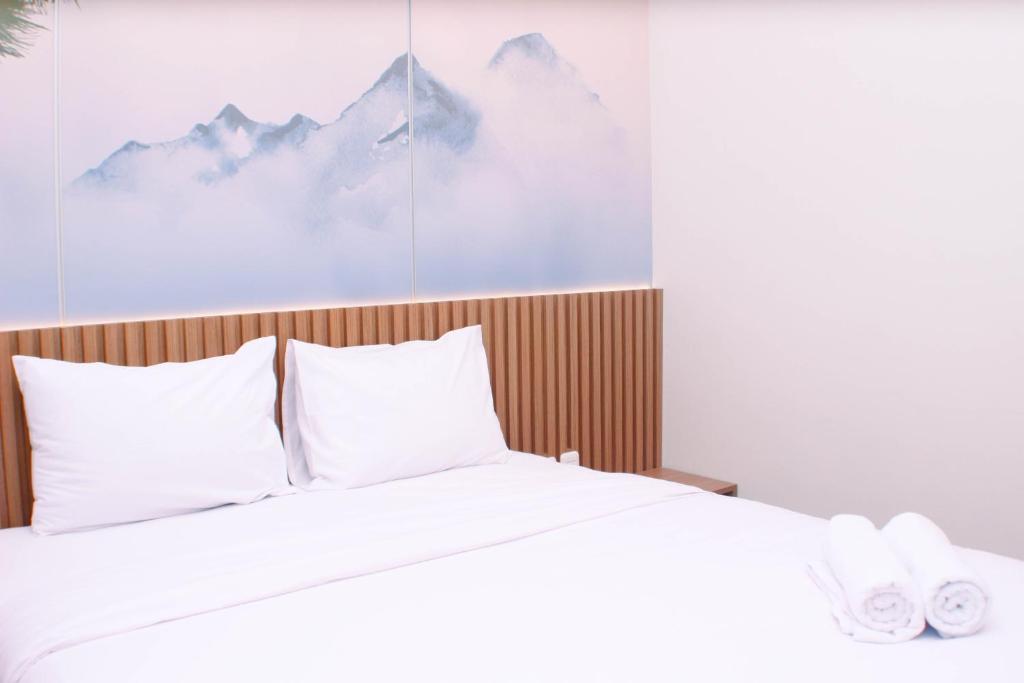 Comfortable Design Studio Room at Vasanta Innopark Apartment By Travelio, Cikarang