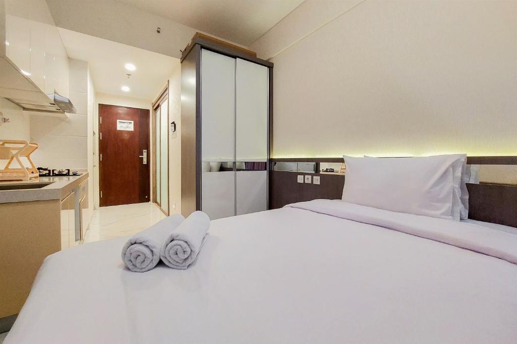 Minimalist Designed and Homey Stay Studio at Sky House BSD Apartment By Travelio, Tangerang
