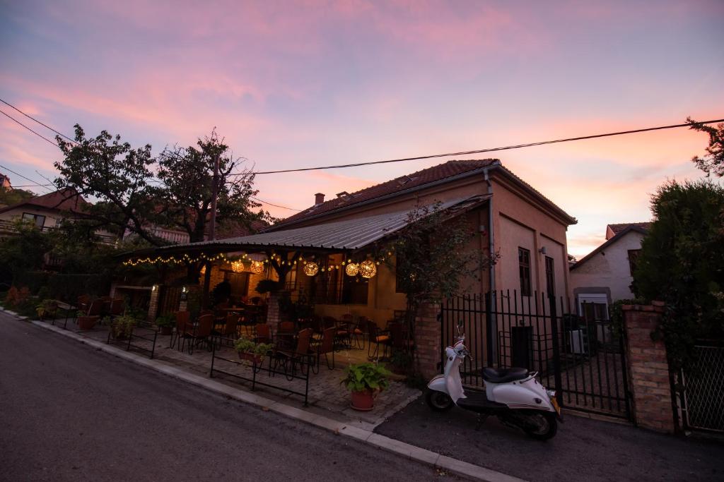 Pansion Nana, Aleksandrovac