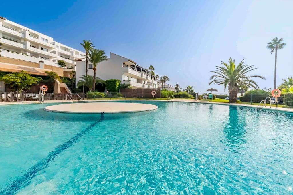 122-Luxury Beachfront Apartment, Views and Pool - 3