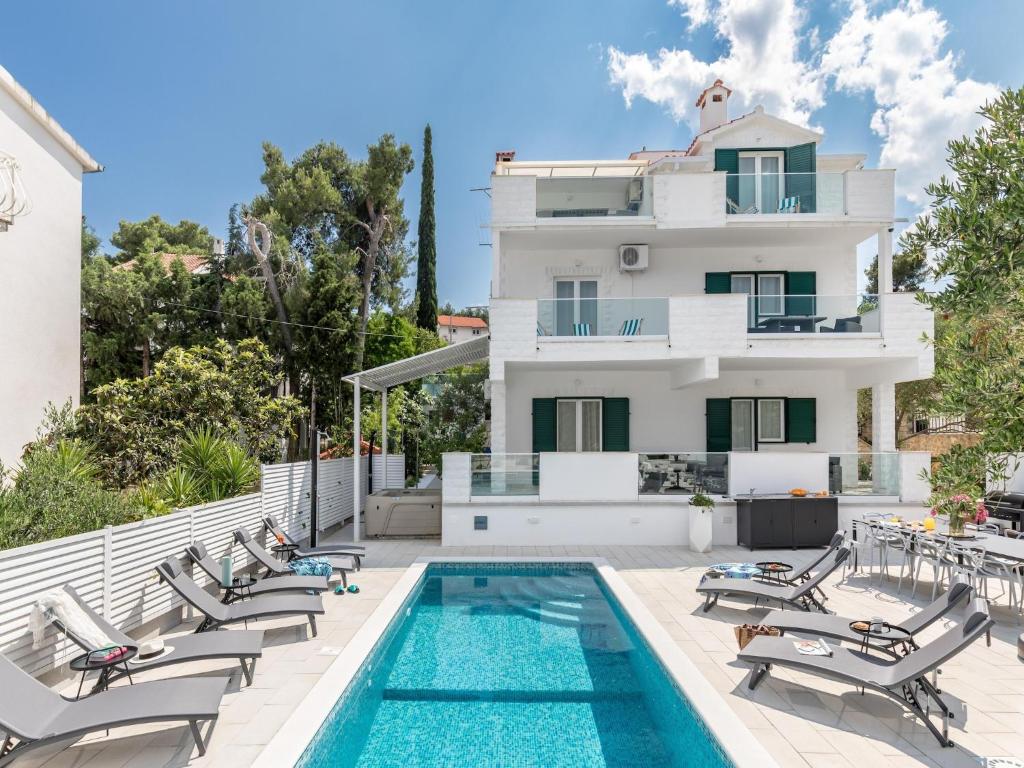 Apartment in Slatine near the Sea beach, Trogir