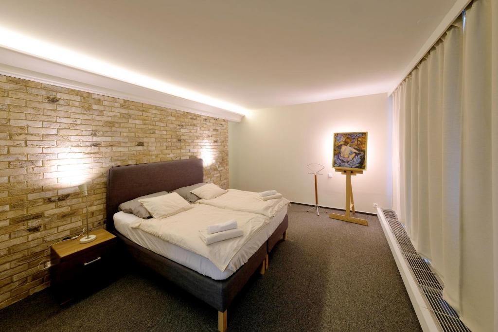 ViDa Prostorný 220 m2 3BR Apartmán s Krbem a Zahradou, Ideální pro Rodiny, Praga