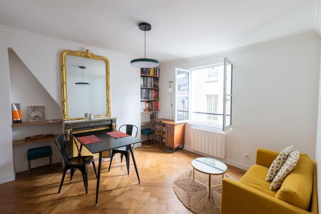Appartement contemporain rénové dans le centre de Paris - 1