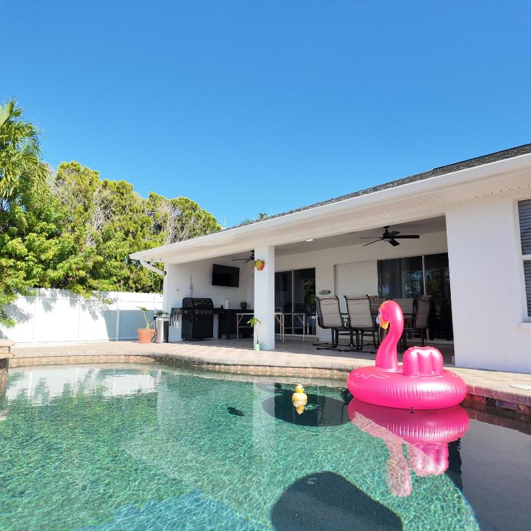 Coastal Oasis, Sleeps 8, Heated Pool, BBQ and Jacuzzi, Cape Coral