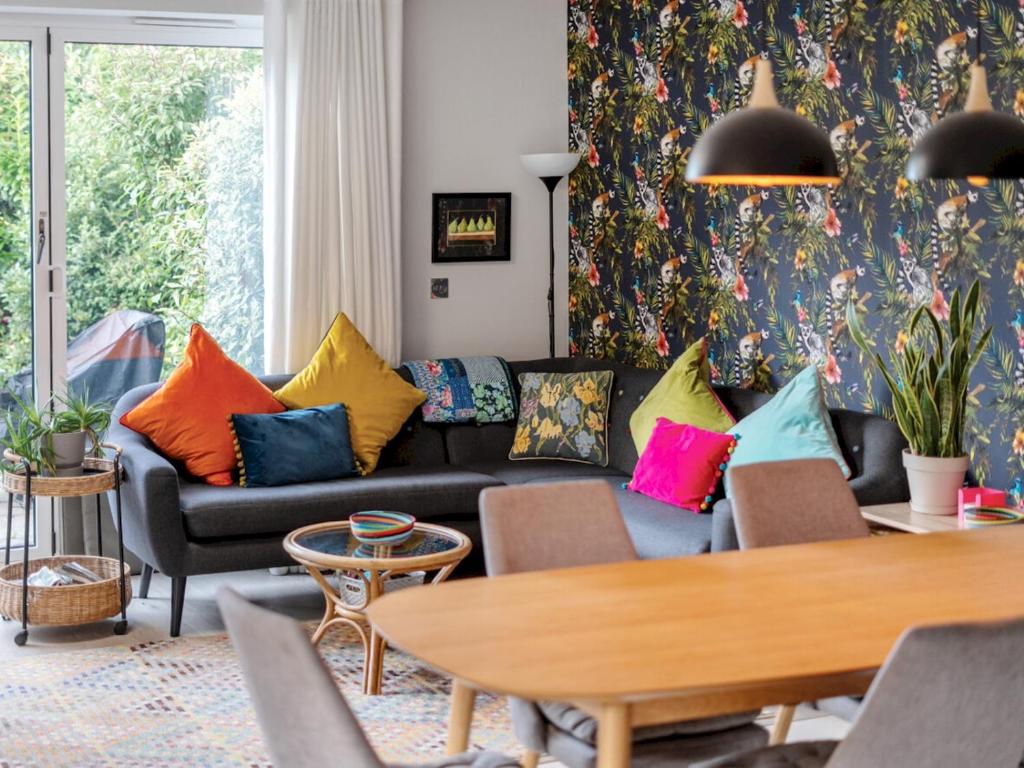 Pass the Keys Spacious Family Oasis Explore with Ease, Leatherhead