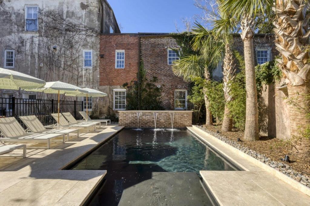 The Nicholas Veranda King Suite - Steps to King, Charleston