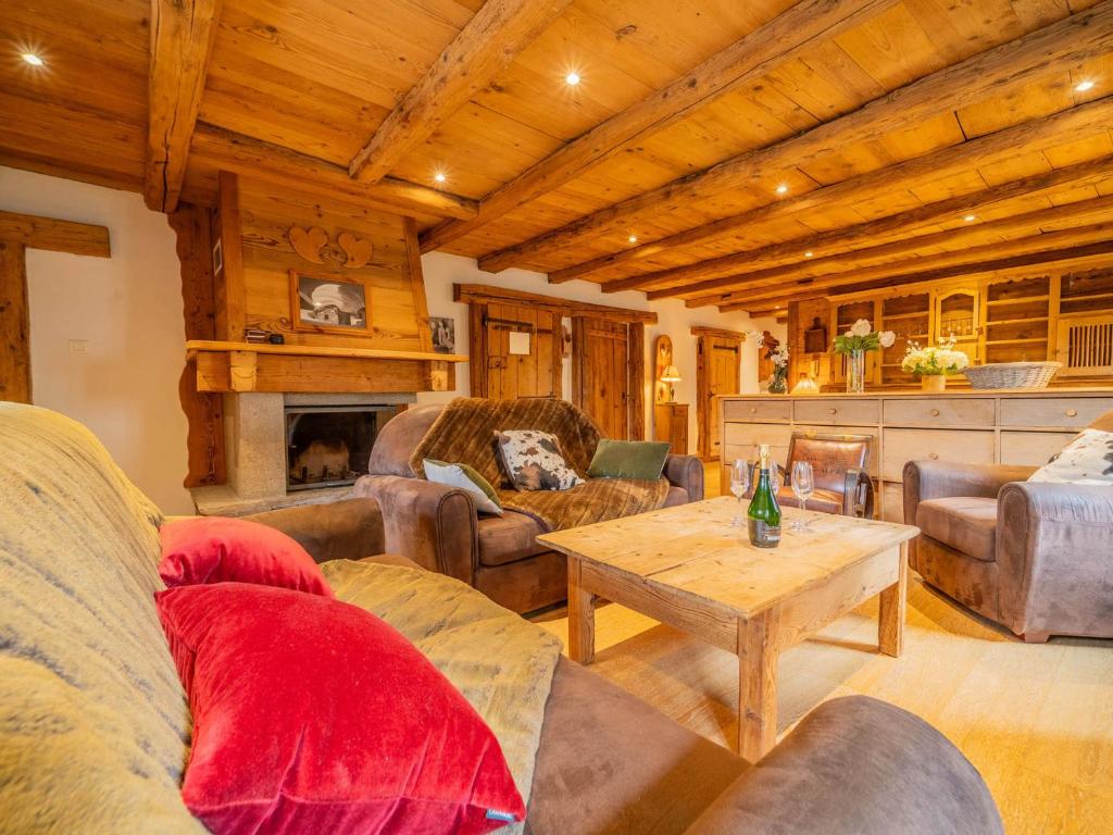 Spacieux appart 5 ch au cœur du village, charme savoyard, WiFi, cheminée décorative - FR-1-437-51 - 1