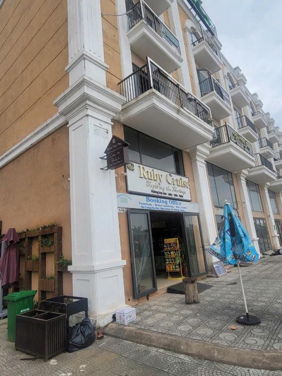 Raina Tuan Chau, Ha Long