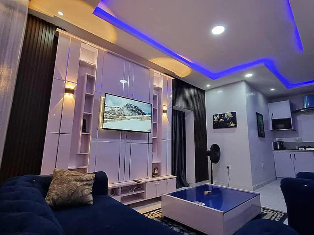 JKA 2-BEDROOM-Apt 24HRS POWER Unlimited WIFI , GARDEN PATIO AREA,FREE DAILY HOUSEKEEPING, hotel in Lagos