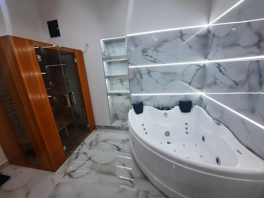 Authentic Belgrade Centre - 3 Luxury Suites in One Space - Hot Tub and Sauna - 2