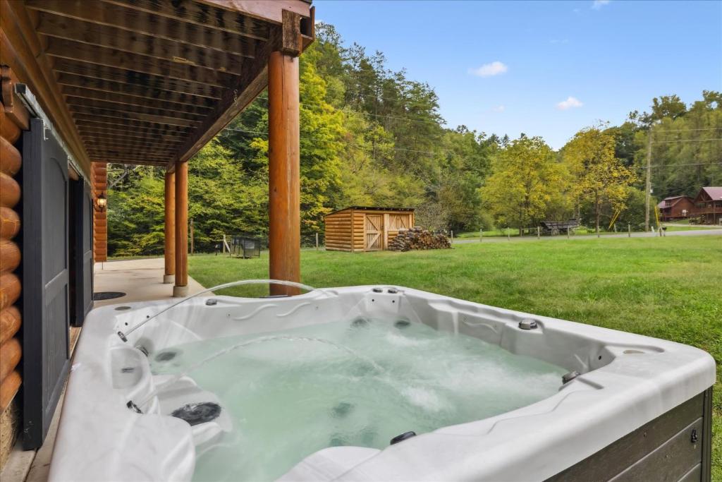 The Cabin That Plays Hard & Rests Easy Black Bear Lodge, Pigeon Forge