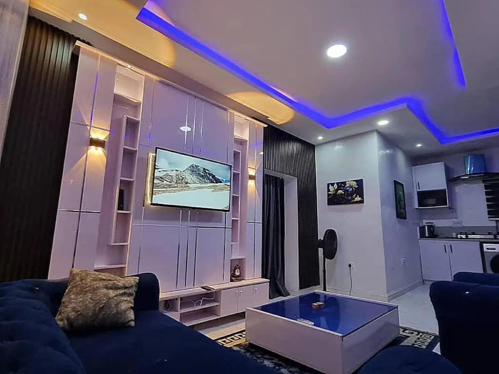 JKA 1-BEDROOM-Apt 24HRS POWER Unlimited WIFI , GARDEN PATIO AREA,FREE DAILY HOUSEKEEPING, hotel in Lagos