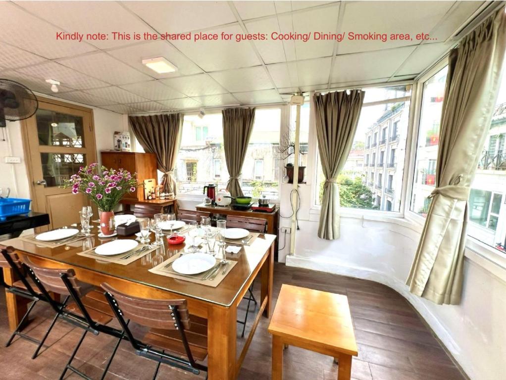 Nice room located right next to the Old Quarter Can phong nhieu anh sang tai ngay gan pho đi bo Ho G