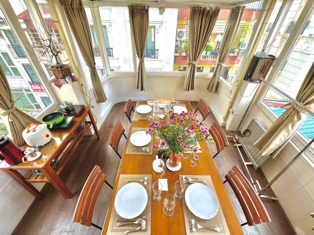 Nice room located right next to the Old Quarter Can phong nhieu anh sang tai ngay gan pho đi bo Ho G