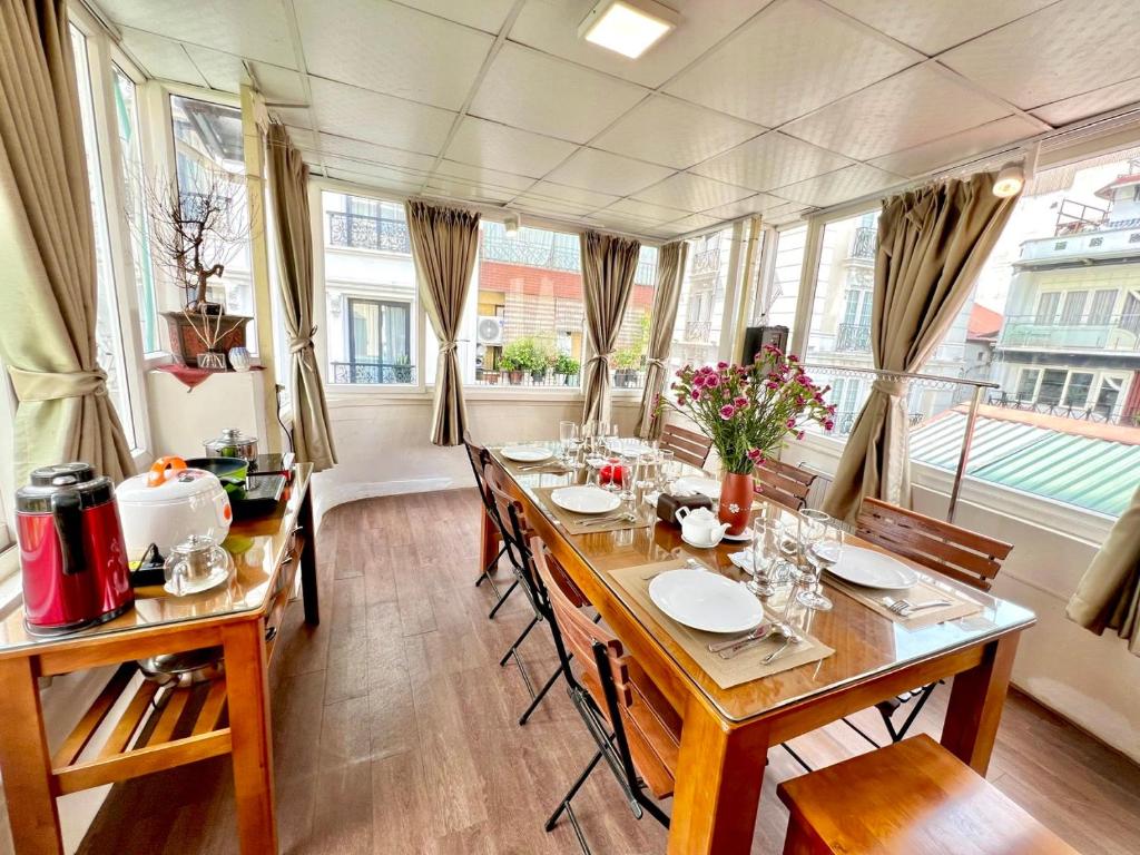 Nice room located right next to the Old Quarter Can phong nhieu anh sang tai ngay gan pho đi bo Ho G