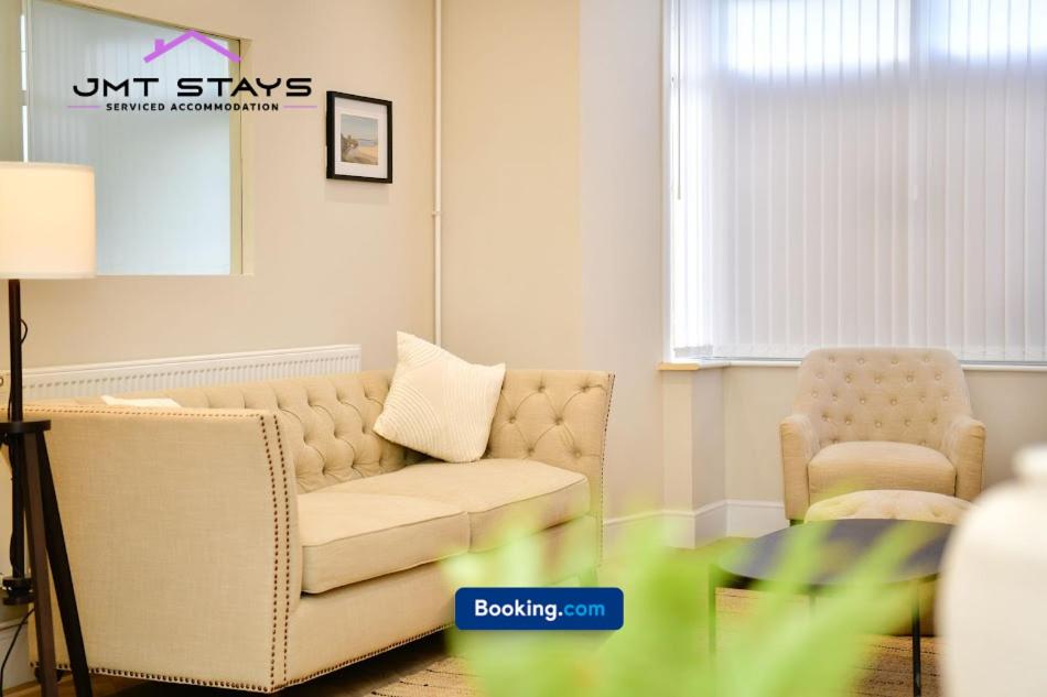 premium Offer for Extended Stays by JMT Stays l Swansea Short Lets and Serviced l With Private Parking, Port Tennant
