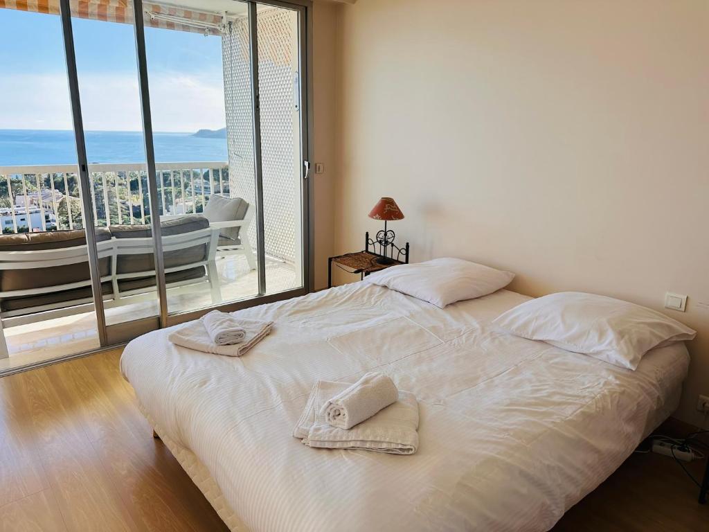 Large, light and modern 2 bedroomed apartment in Cannes with Sea Views, pool and lovely terrace - 1503 - 5