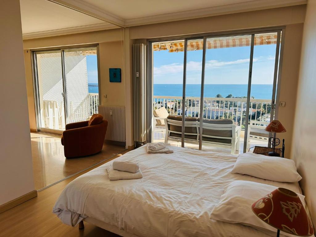 Large, light and modern 2 bedroomed apartment in Cannes with Sea Views, pool and lovely terrace - 1503 - 3