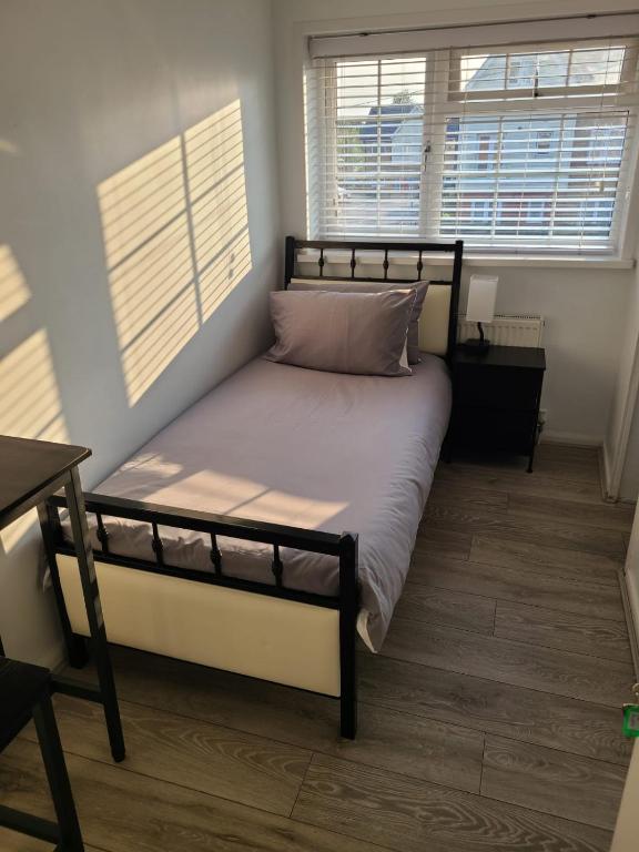 GATWICK Single ROOM, Ifield