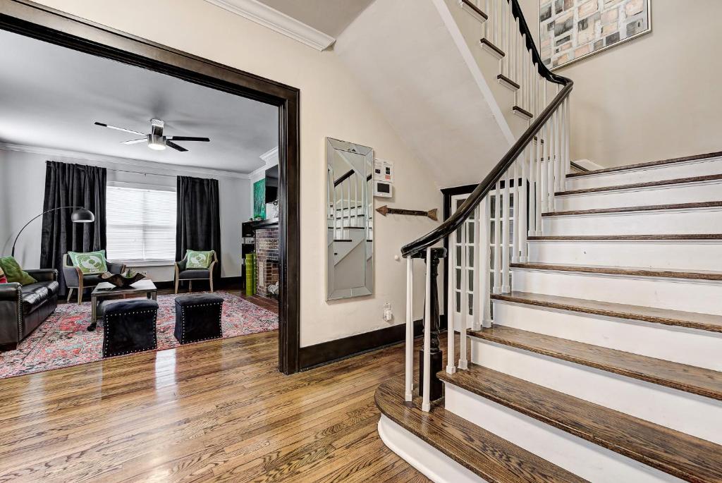 Howes Capitol II-Sleek & spacious-walk to OU Med, Oklahoma City