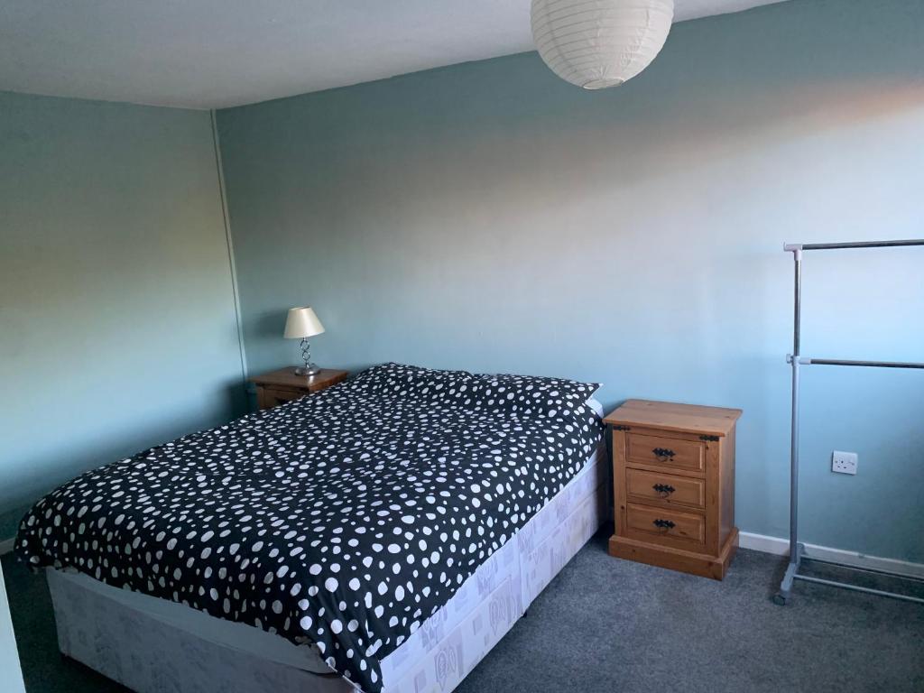 Eastbourne Large Double Room with WiFi & Kitchen, Polegate