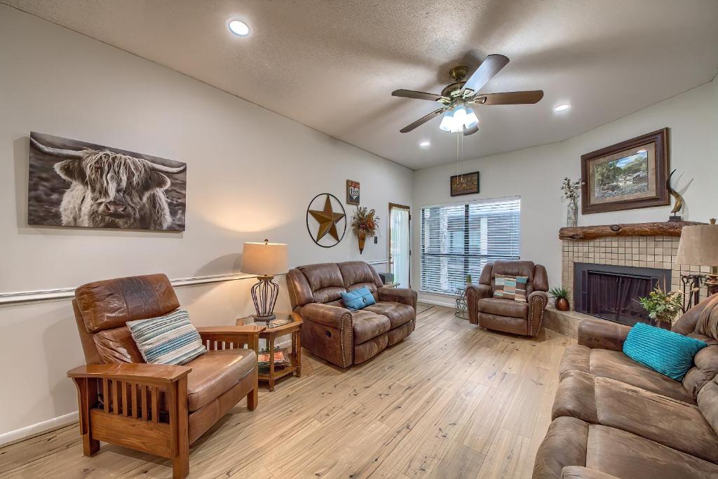 CW B201 Comal Riverbahn Retreat B201, New Braunfels