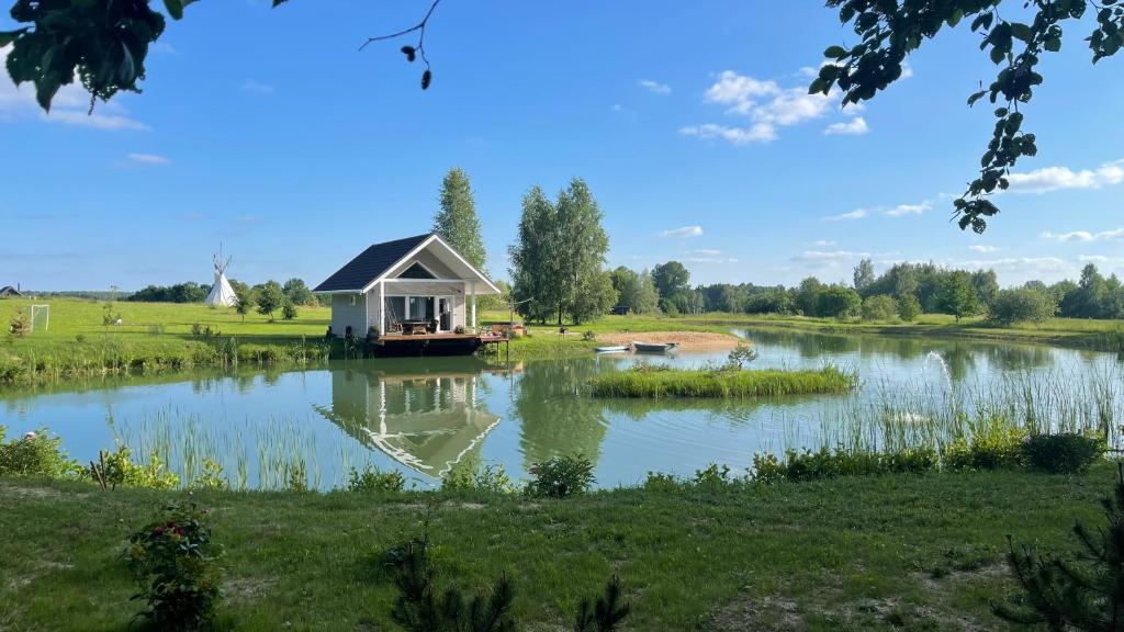 Pas Žuvelį, Stariai