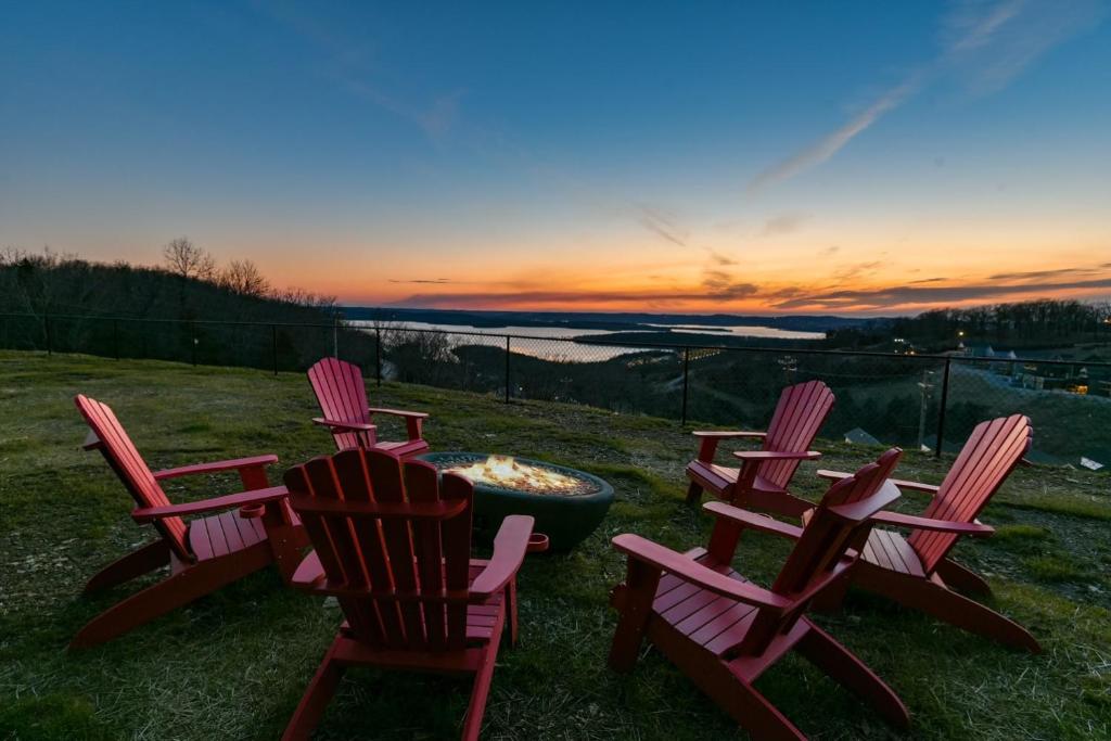 Table Rock Lake Views, Double Sided Fireplace, Free Attraction Tickets, Air Hockey, Branson