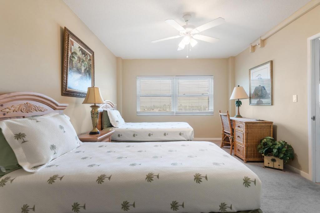 Spacious 3BR Beachfront Condo with Balcony & Parking, Satellite Beach