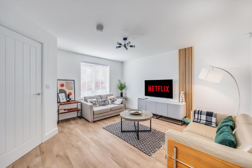 Pristine House in Prime Location - Sleeps up to 5 Guests - Driveway Parking, Fast Wifi and SmartTV by QQS Home Limited, Milton Keynes