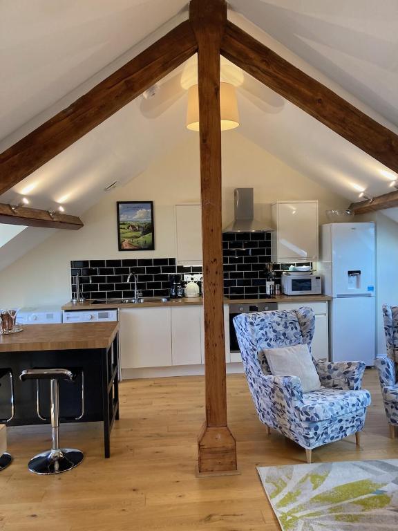 Windows over Stroud - 2BR Penthouse in Historic Building, Gloucestershire