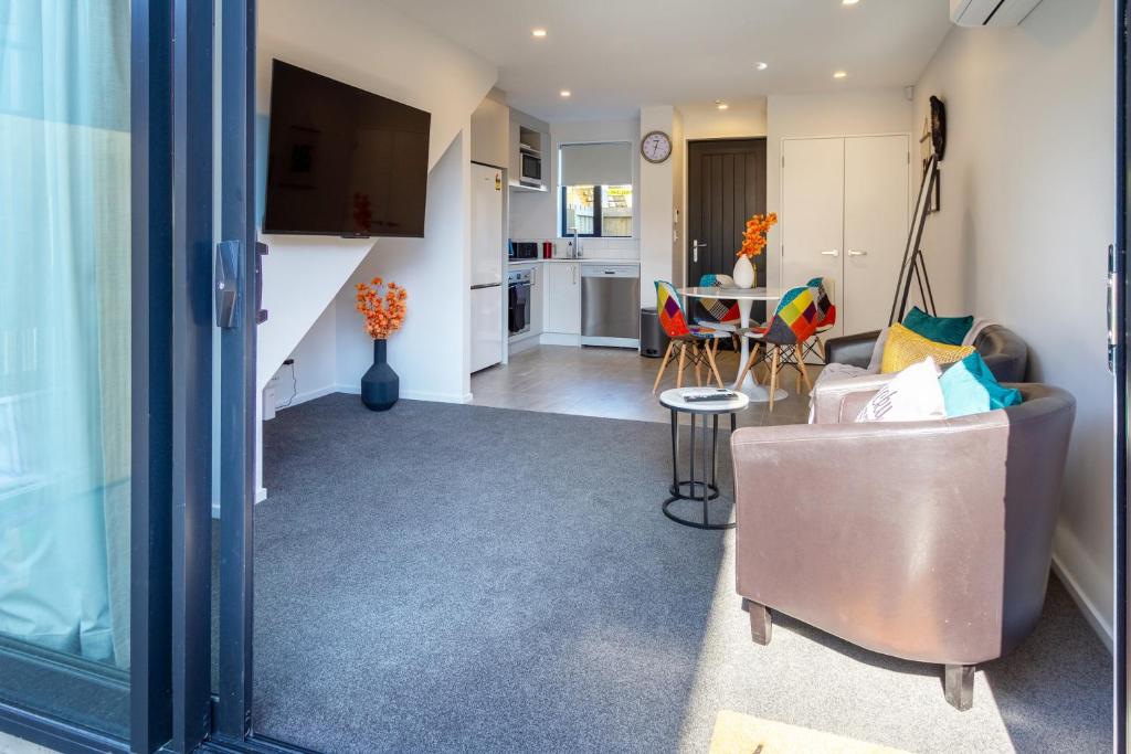 Stylish 2 Bed 2 Bath Close to Shops and Parks, Christchurch