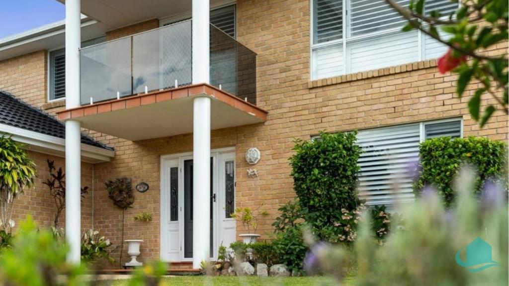 Wave Song - minutes to the shore, Caves Beach