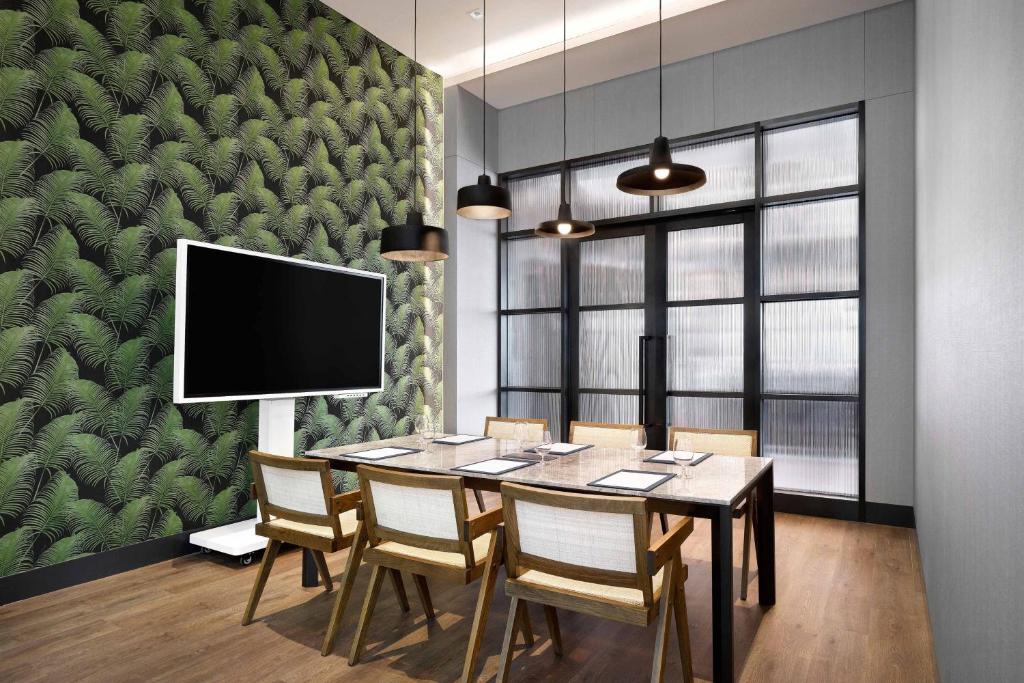 포포인츠 바이 쉐라톤의 옥상 테라스 또는 모던한 인테리어