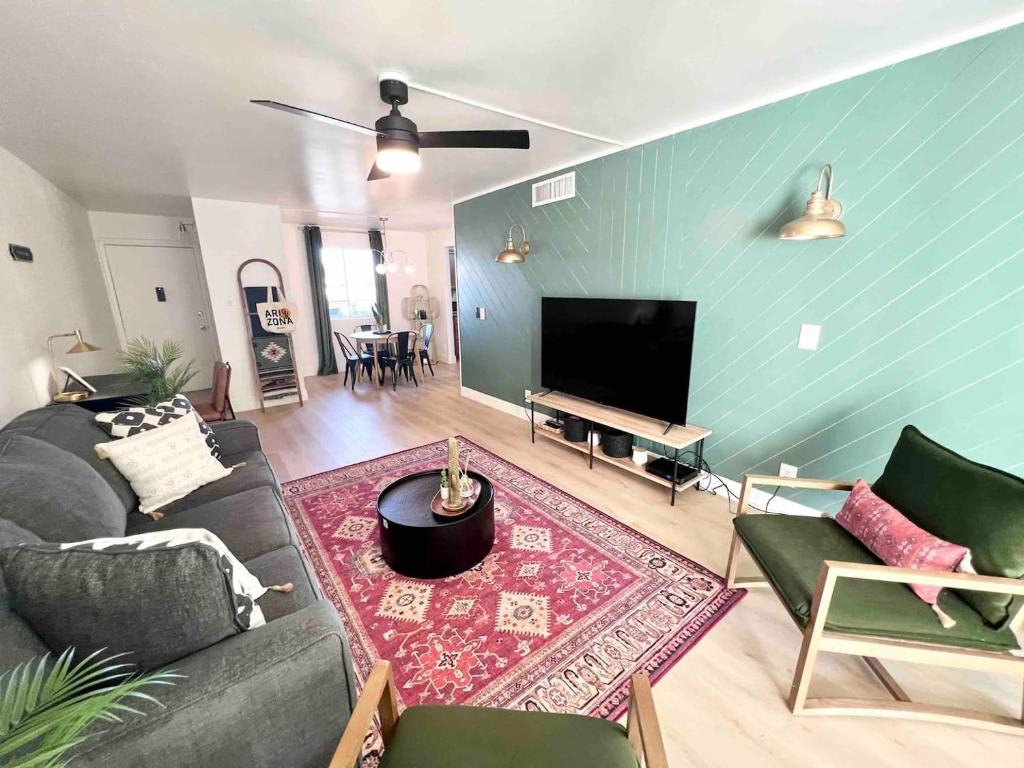 Heated Pool & Hot Tub-walk To Old Town Condo!, Scottsdale