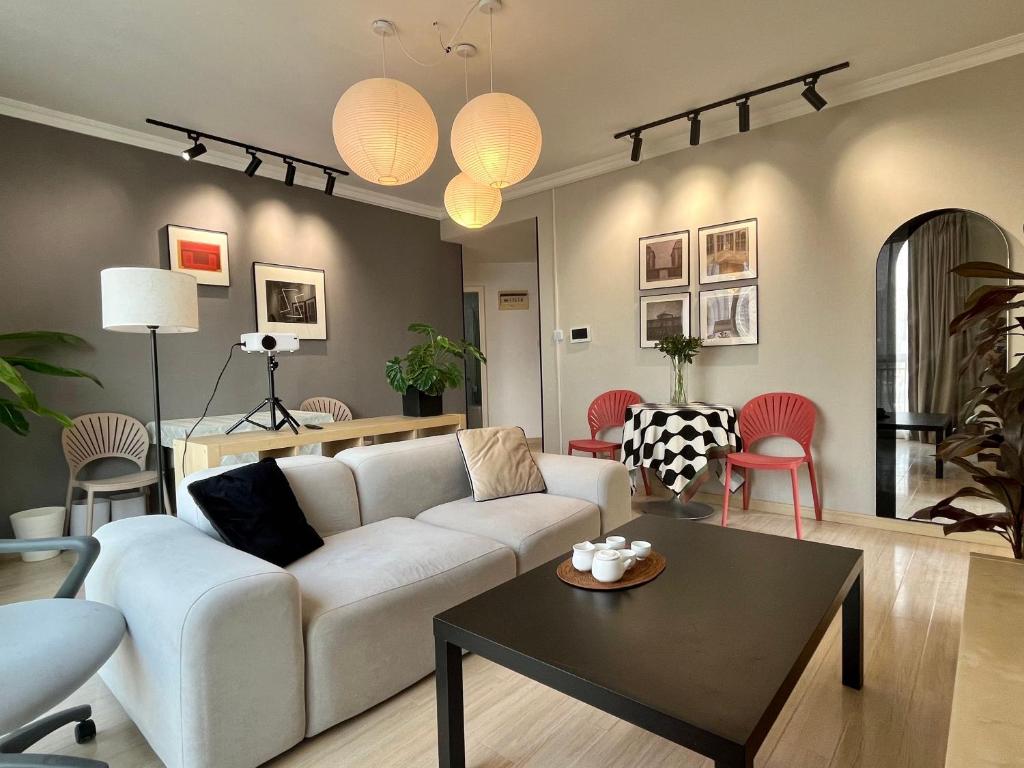 品鉴静安寺超大落地窗 宽敞 阳光摩登一房一厅 有电梯 投影 夜晚城市风景, Shanghai