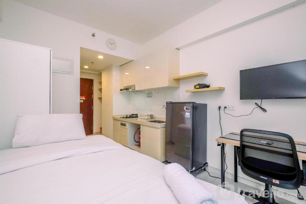 Modern Look and Comfy Studio at Sky House BSD Apartment By Travelio, Tangerang