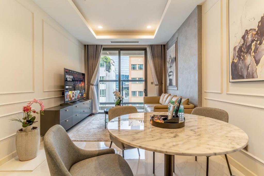 De Lux Madison Best Central 2 Bedrooms 2 Baths, Pool Gym