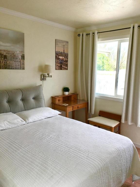 Paris Studio, Eugene