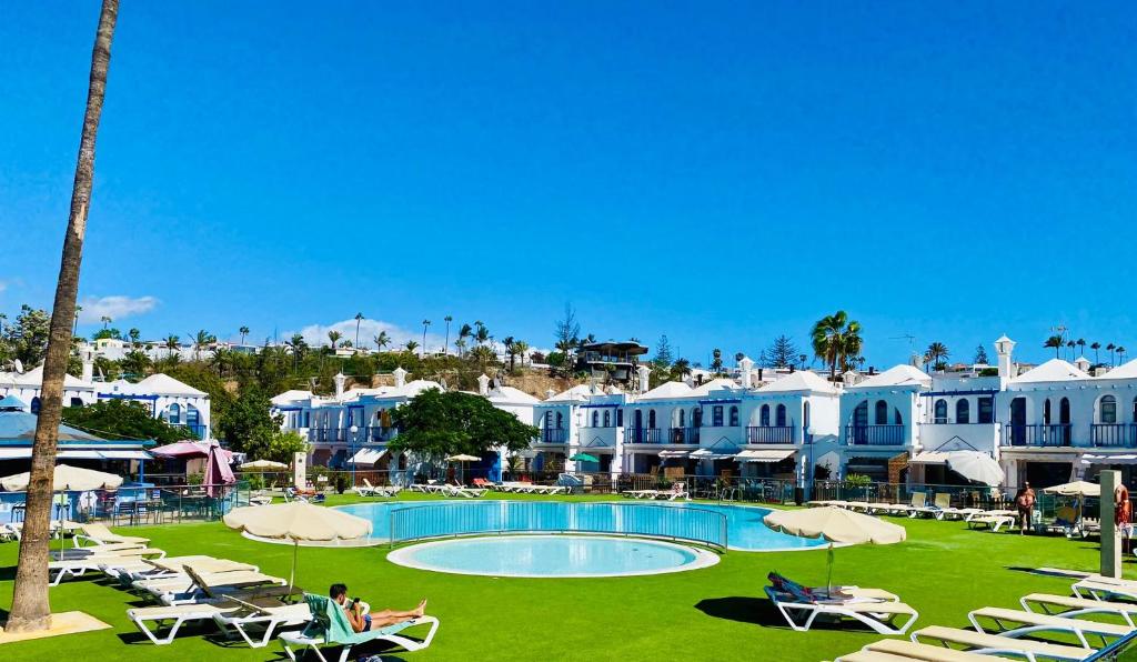 Playmar Pool by Wave Properties, Maspalomas