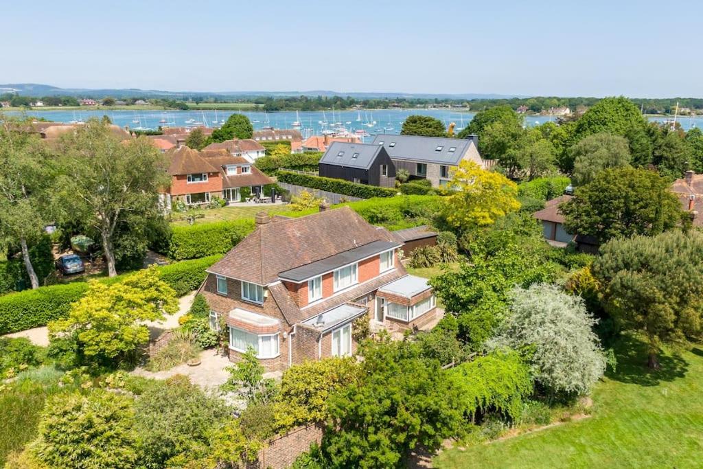 Oldfield Cottage within walking distance of pub and sea, Itchenor