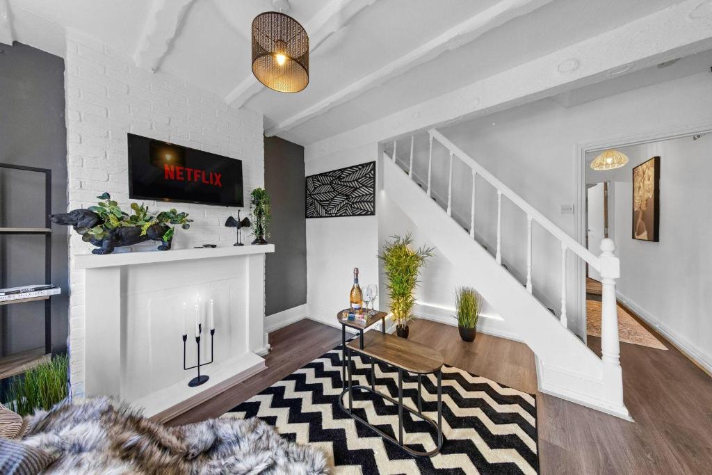 Charming Chatham Apartment with 3 Bedrooms, Chatham