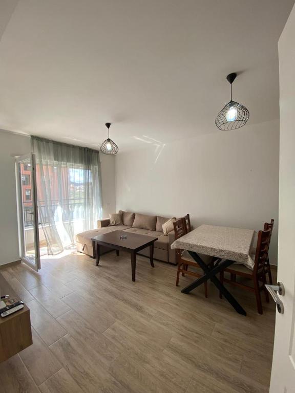 Villa L-2, Tirana